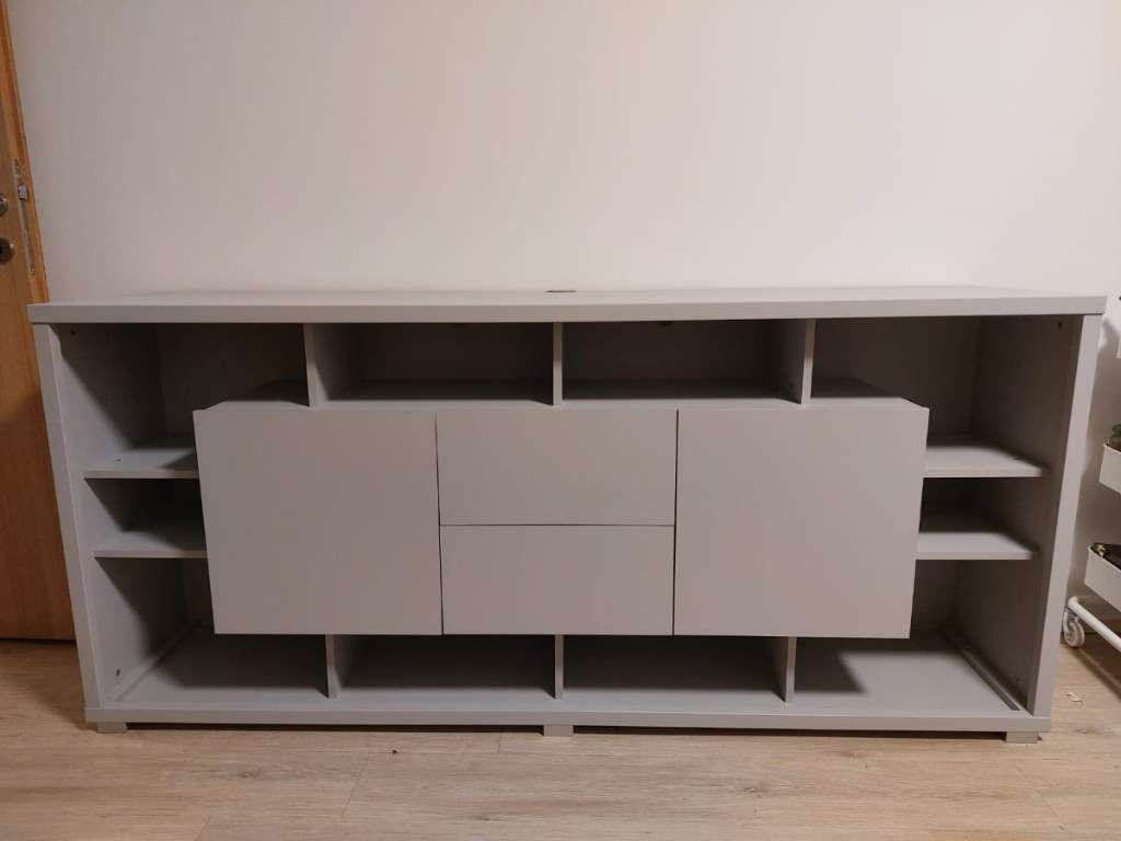 Šedý TV stolek