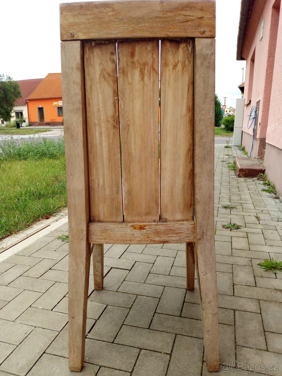 Masivní židle ze dřeva.