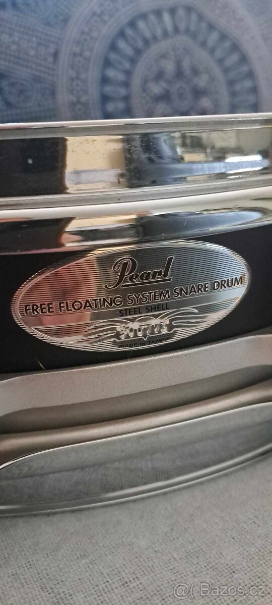 Pearl 14x3,5 Stainless Steel Free Floating Snare Drum.