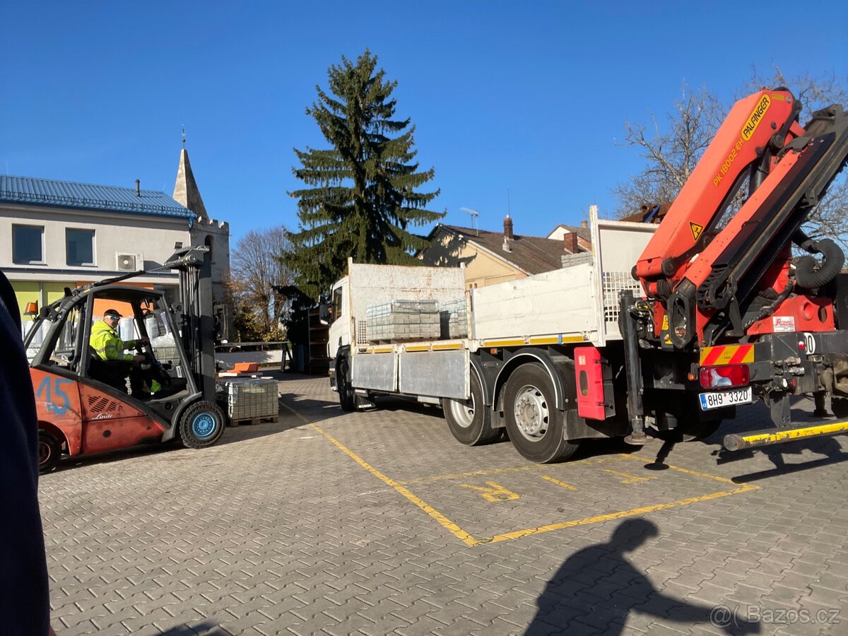 Nákladní doprava s hydraulickou rukou