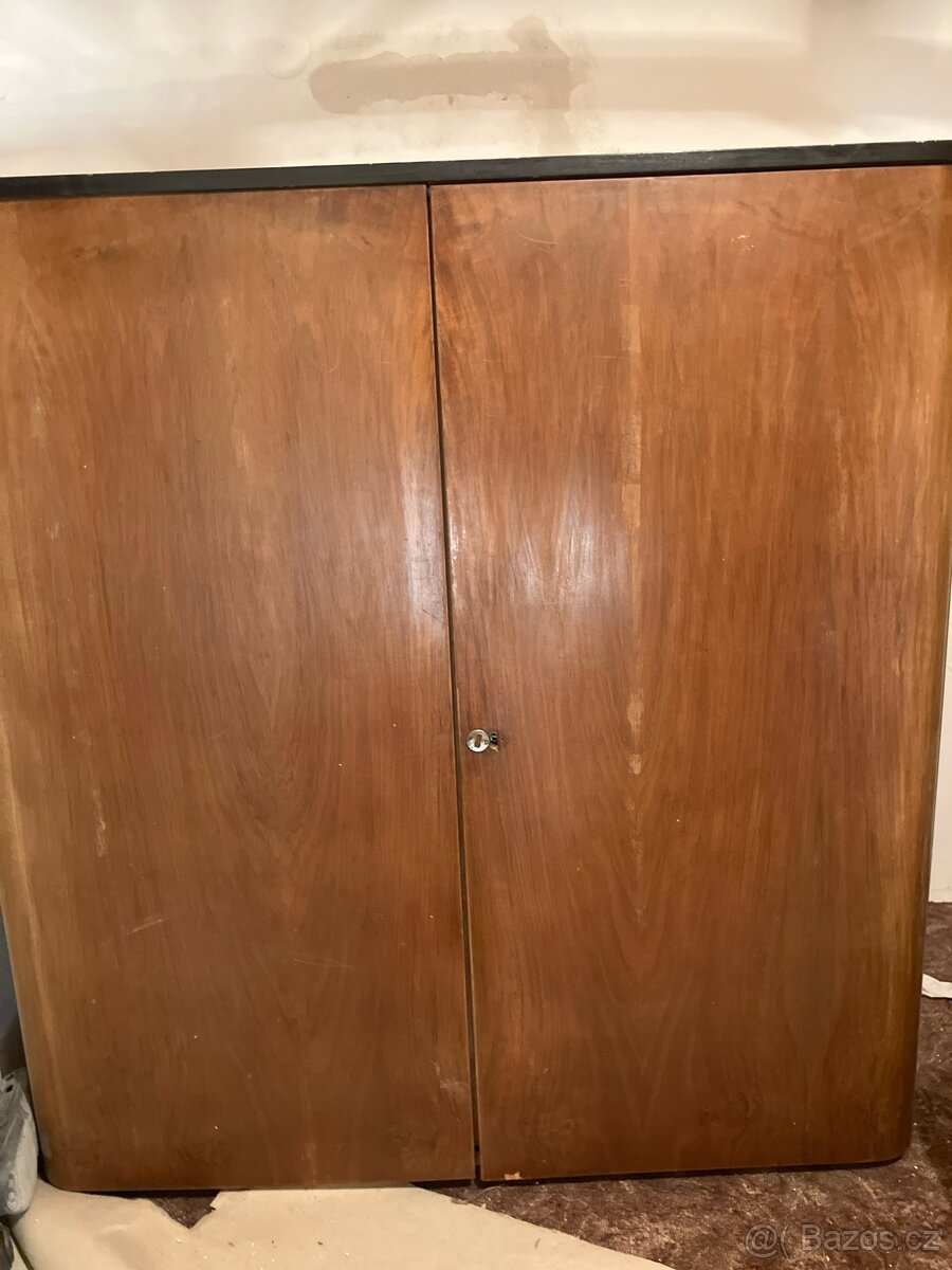 Nižší Starší pokojová skříň