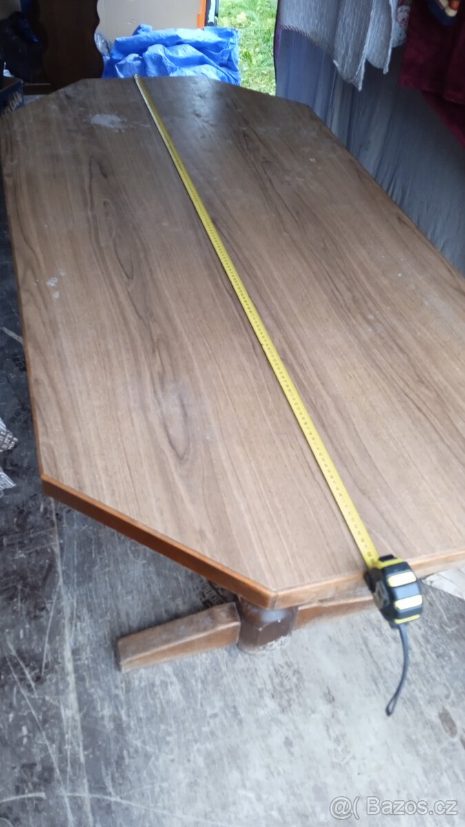 Jídelní stůl