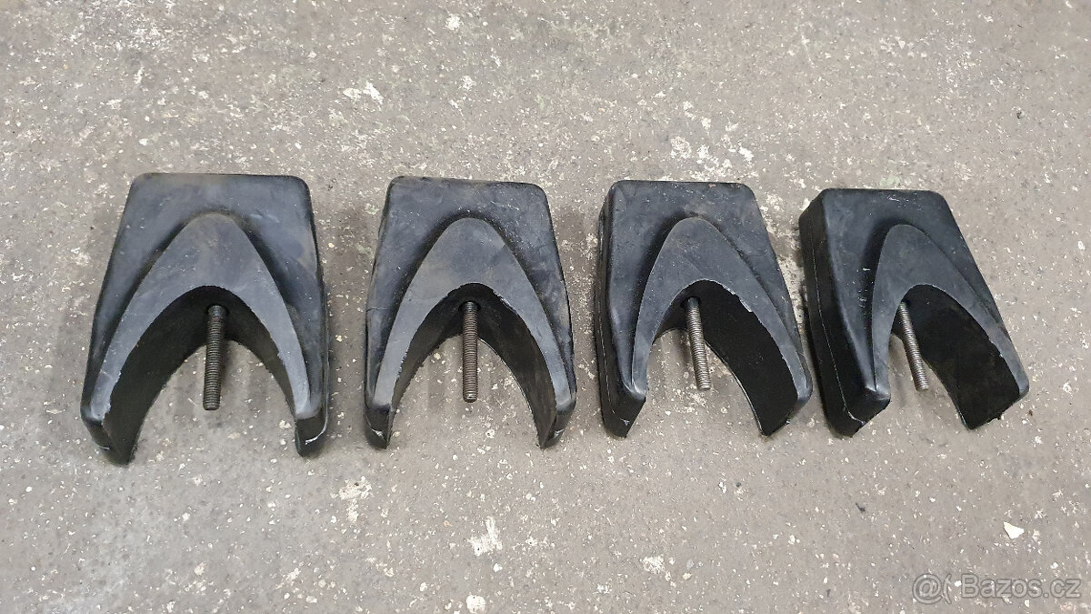 Trabant 601 - nepoužité dorazy nárazníků DDR