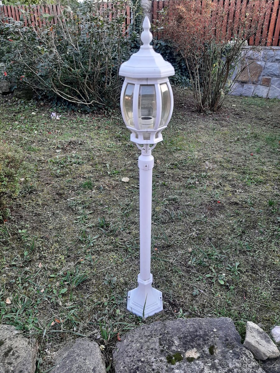 stojací venkovní lampa