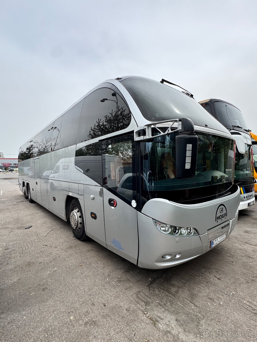Autobus se nachází ve městě Praha. Všechno funguje. Má 48 +