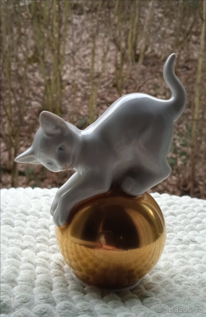 Porcelánová soška kočka na zlaté kouli, Rosenthal