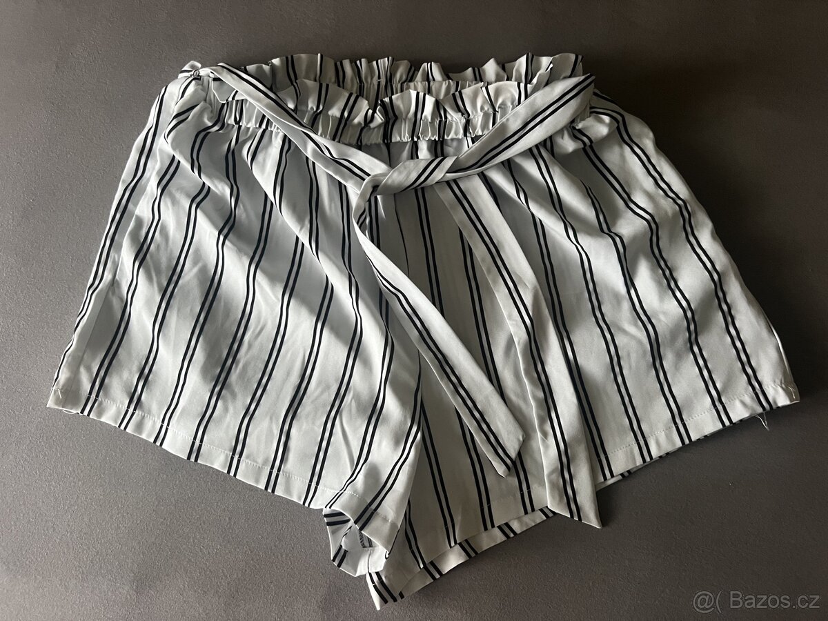 Šortky s vyšším nabiranym pasem, vel L