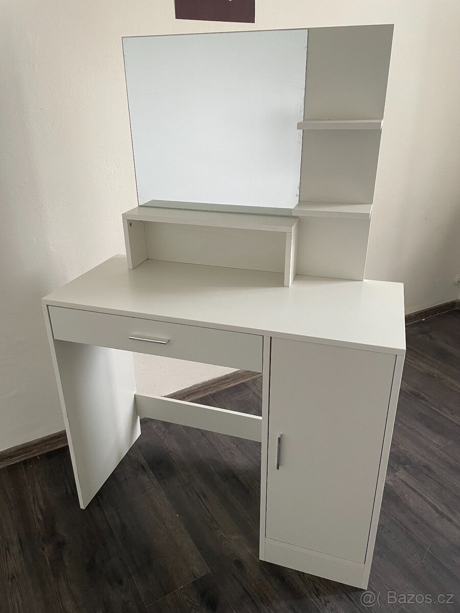 Toaletní stolek