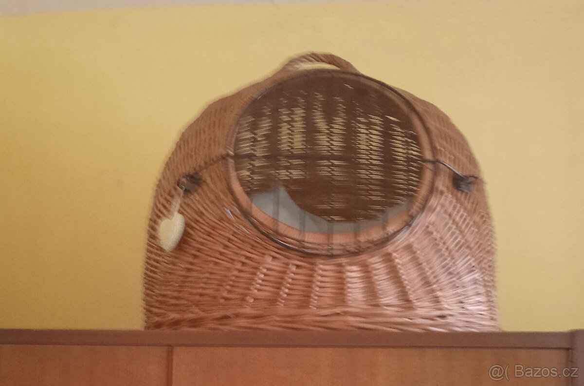 Proutěný koš a oblečky na fenku