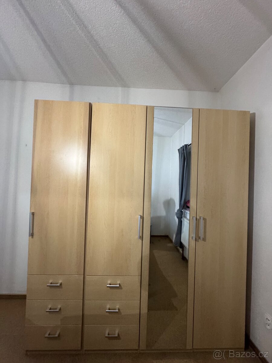 Šatní skřín 220x200