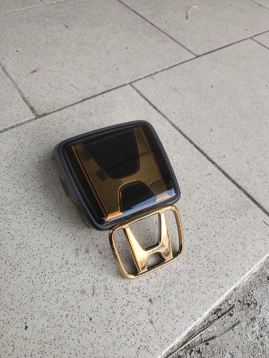 Honda CR-V Gold emblem