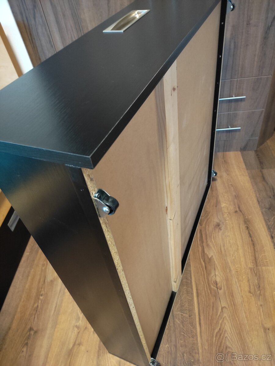 Úložné boxy pod postel na kolečkách
