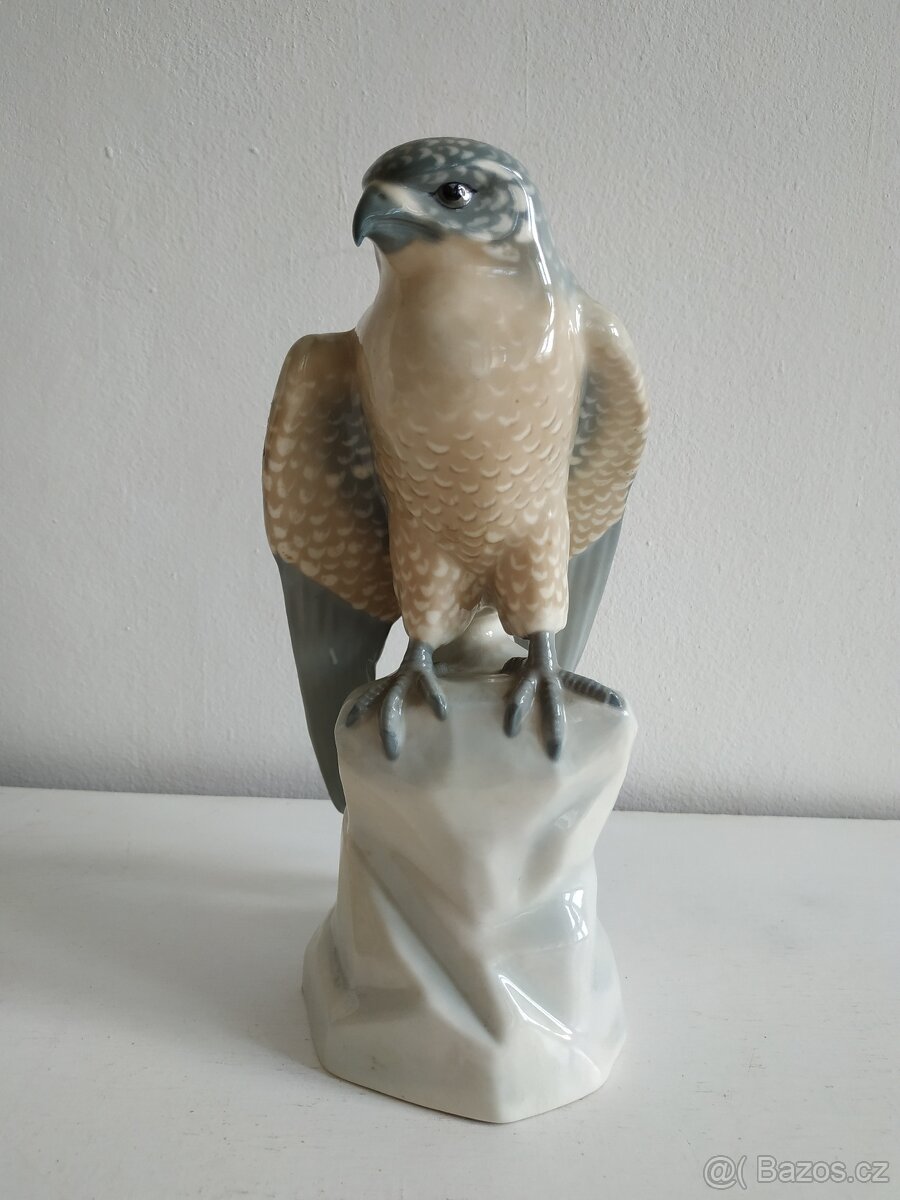Porcelánová plastika sokola – Eichwald Dubí, značení 8326 14