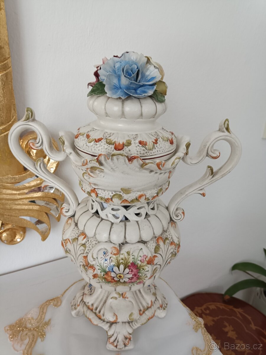 Starožitna porcelánová dzbanova váza. Signováno.