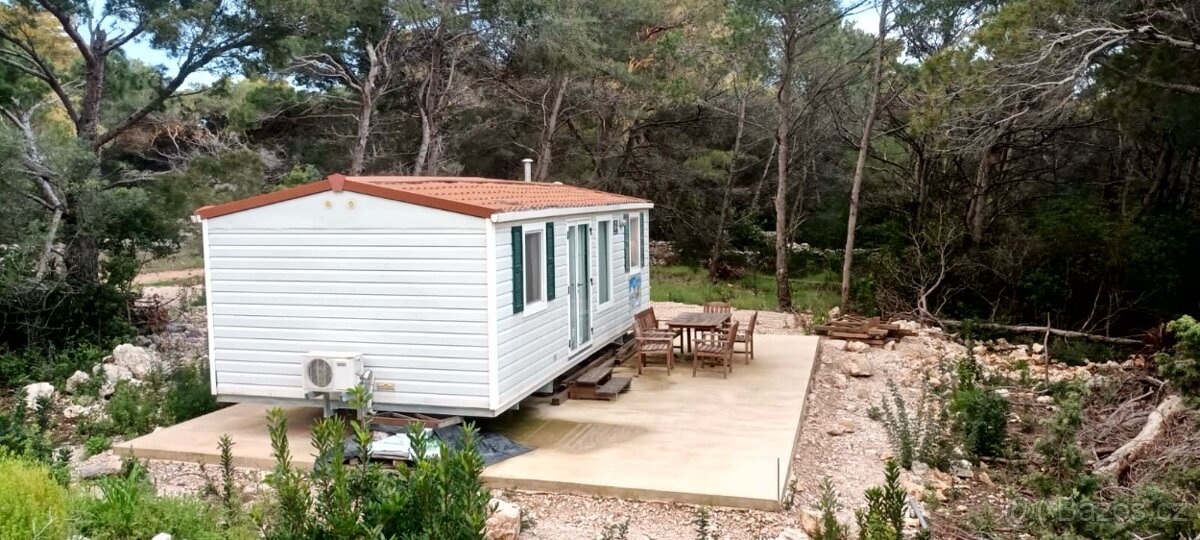 SLEVA / Rozsáhlý pozemek včetně domku / ostrov Šolta