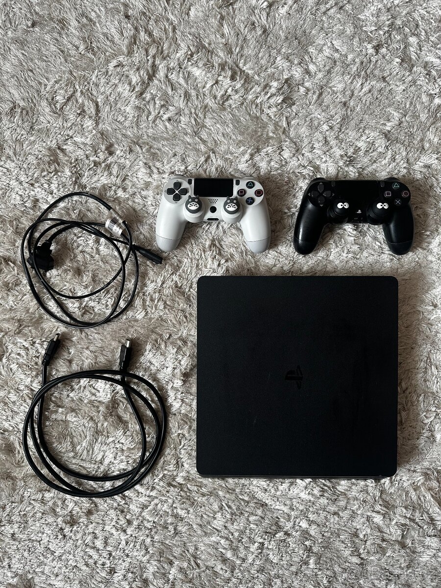 Herní konzole PlayStation 4 Slim 1TB + 2 ovladače