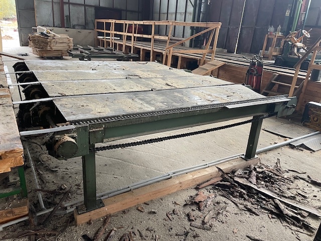 Příčný třídící řetězový dopravník