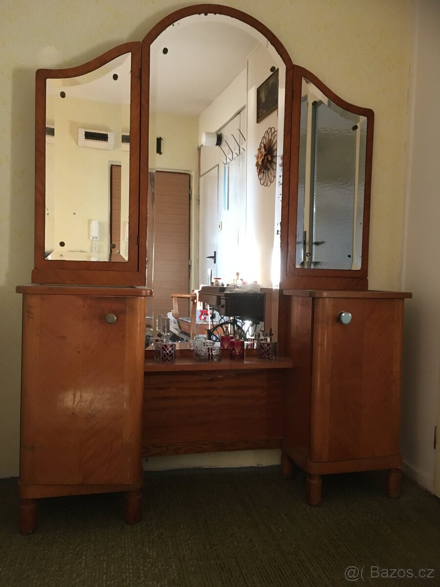 Starožitný nábytek z období první republiky