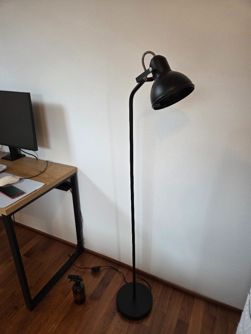 Černá kovová stojací lampa – industriální design