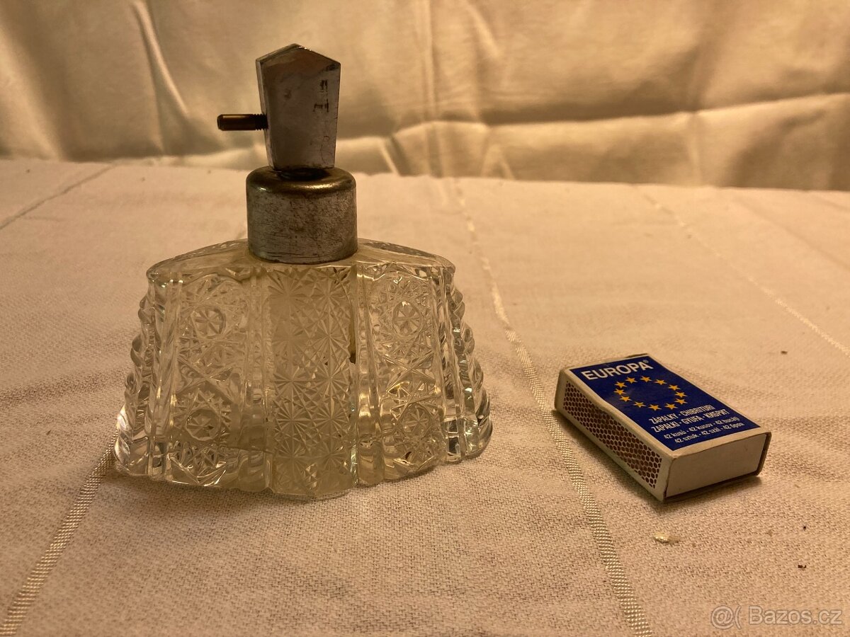 flakón z broušeného skla