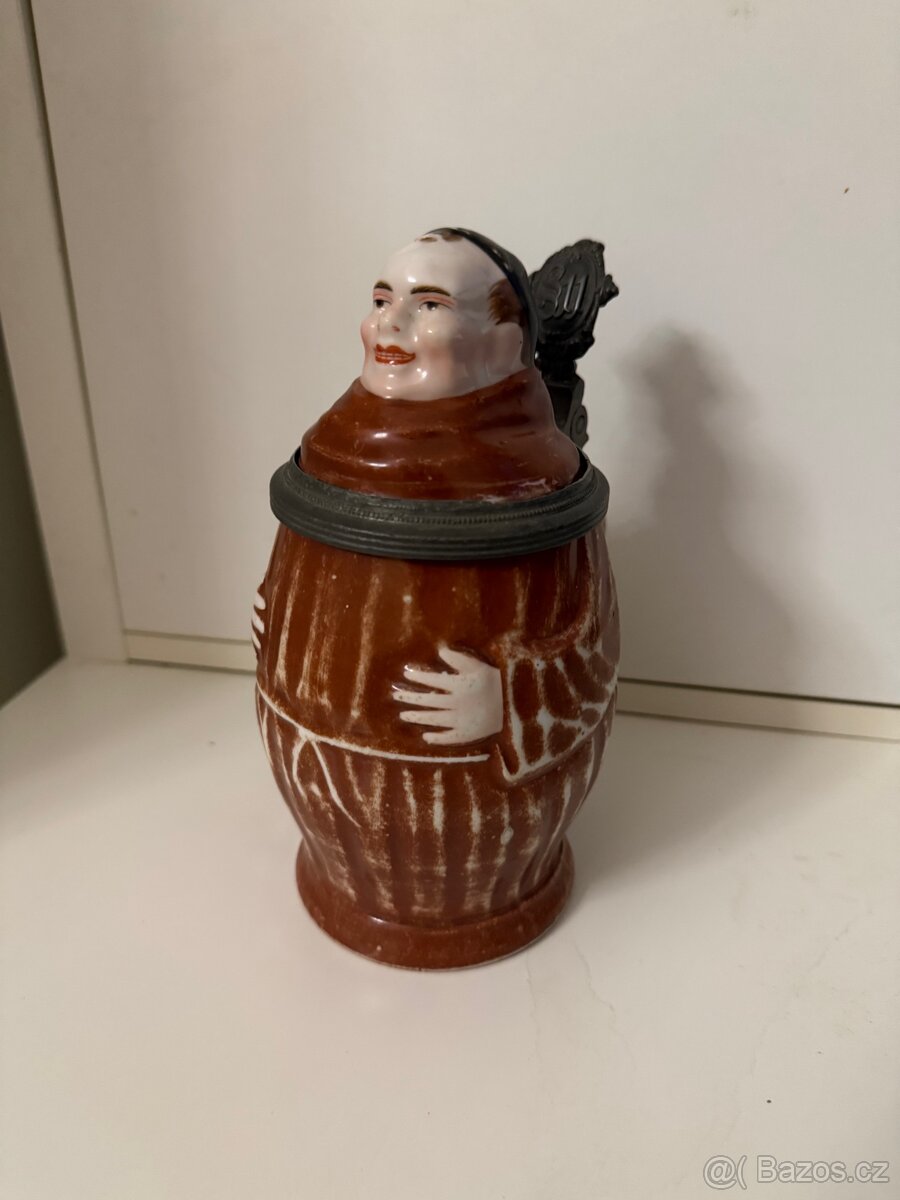 Starožitný Figurální korbel s motivem mnicha r. 1870