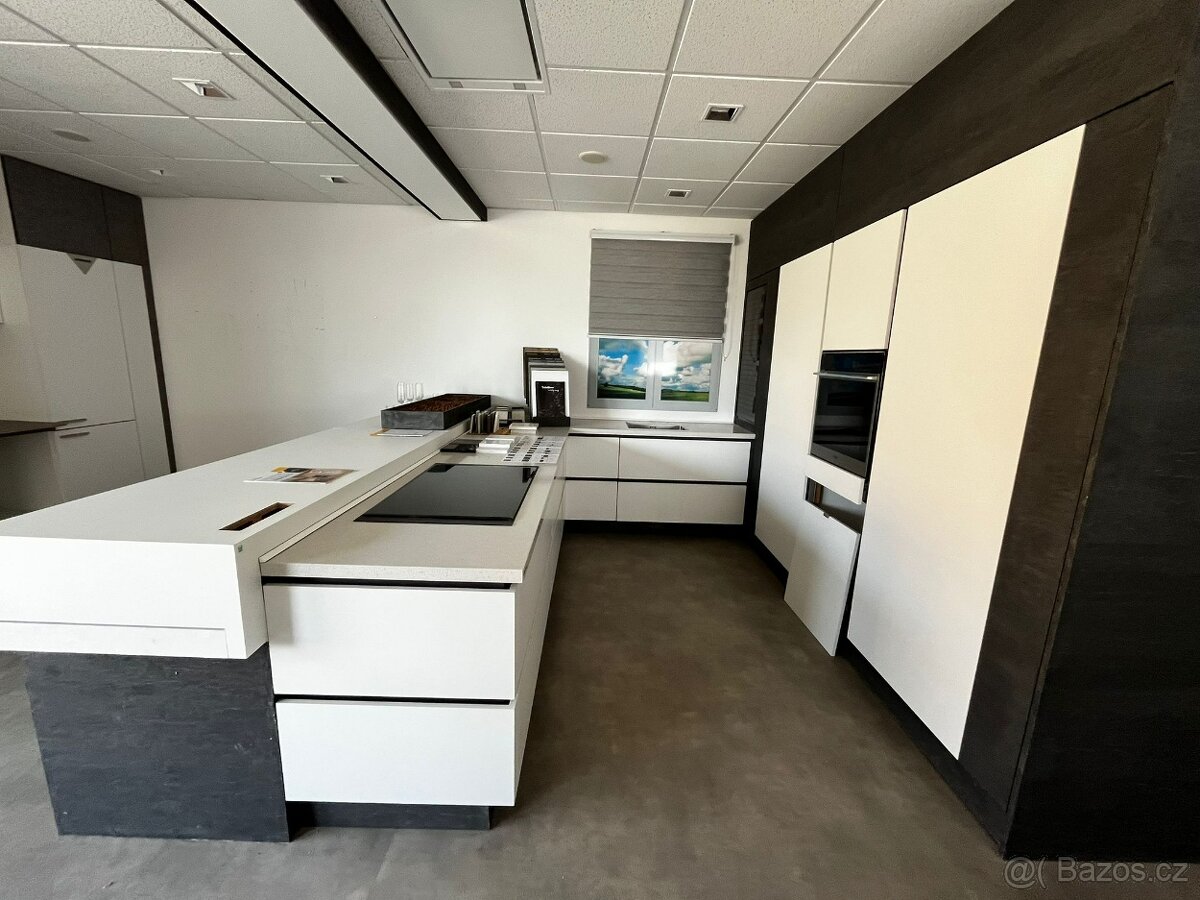 Vzorková kuchyně rohová zahrnující spodní skřínky bíle barvy