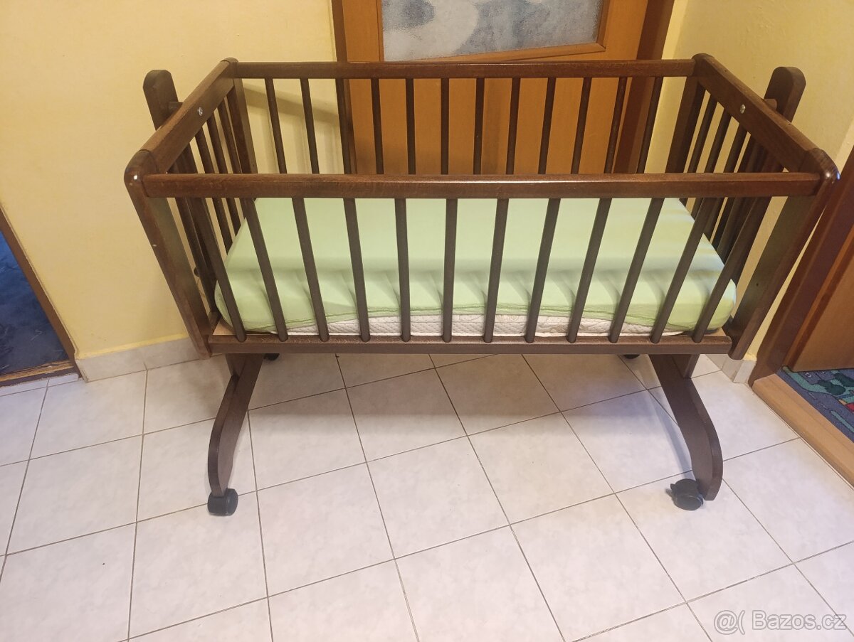 Dřevěná kolébka