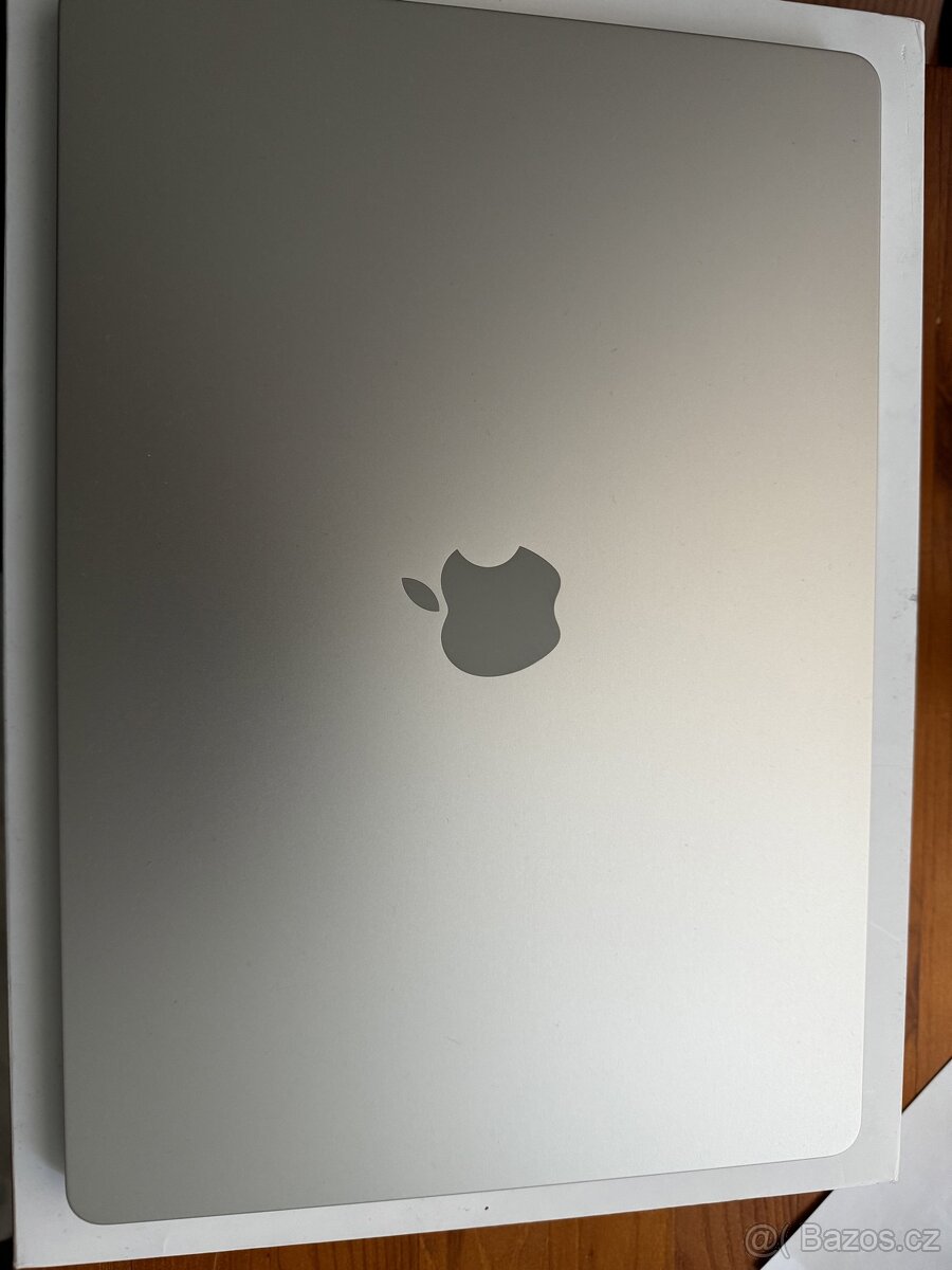 MacBook Air 15’’ M2 8/256GB hvězdně bílý