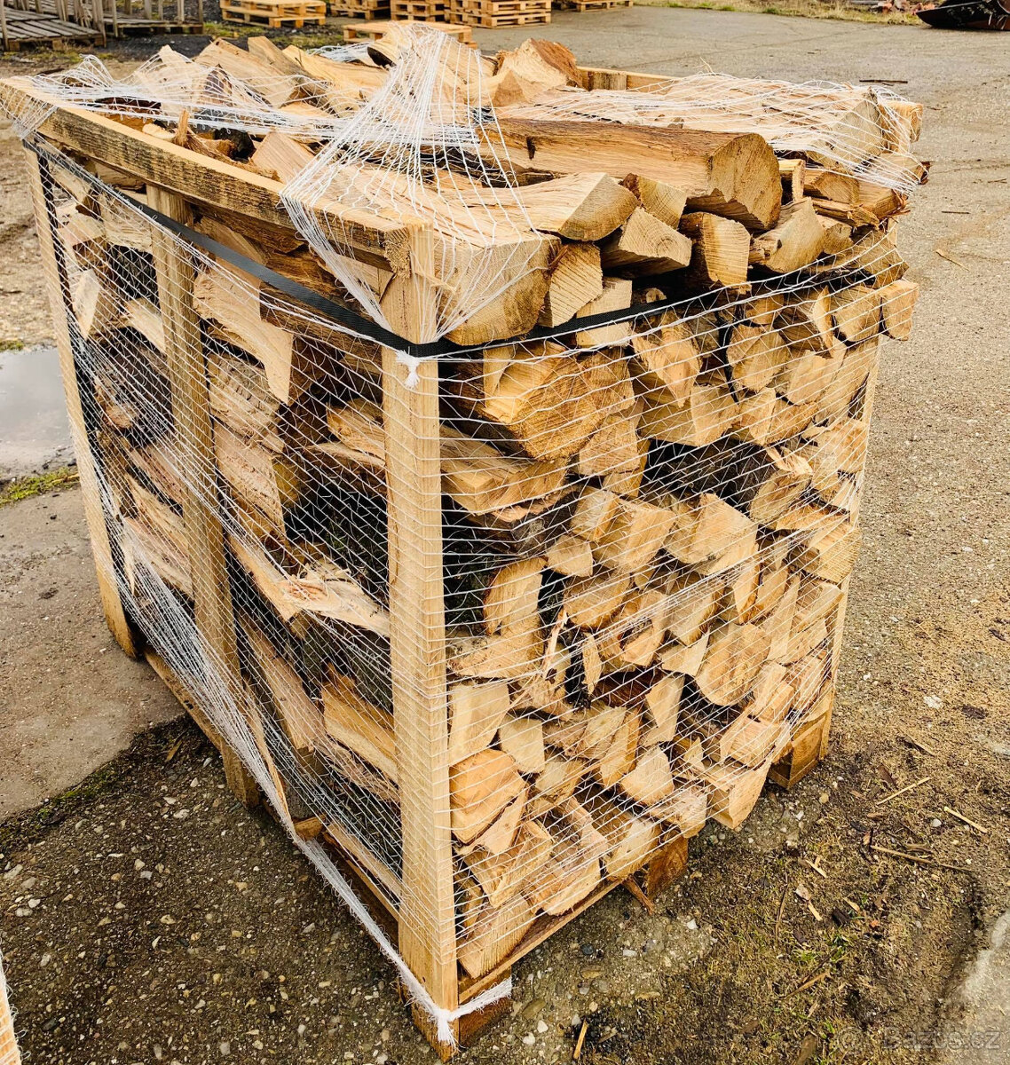 Palivové dřevo tvrdé, štípané, délka 30 cm