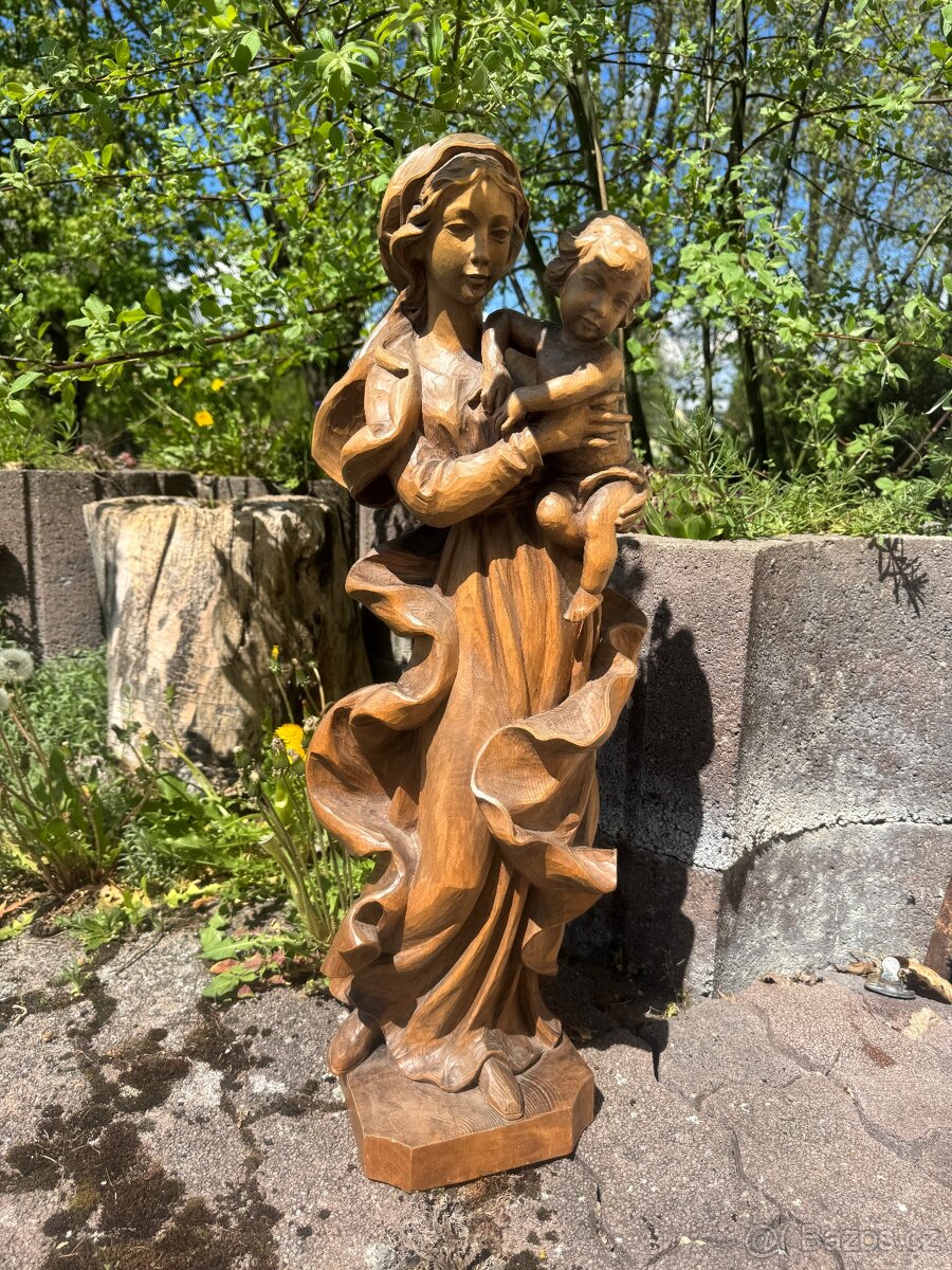 Ručně vyřezávaná Madona