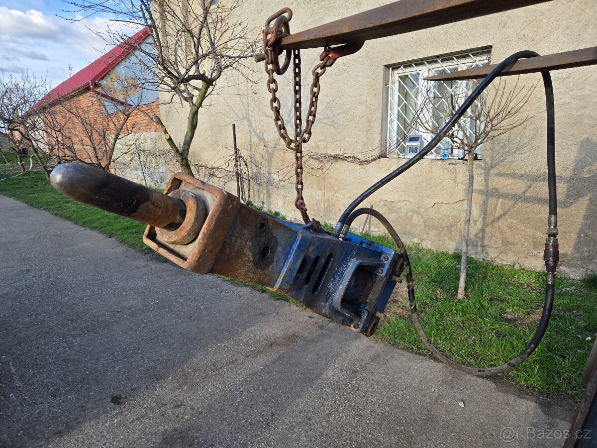 Bourací kladivo použito na traktorbagru Jcb 3cx váha 400kg