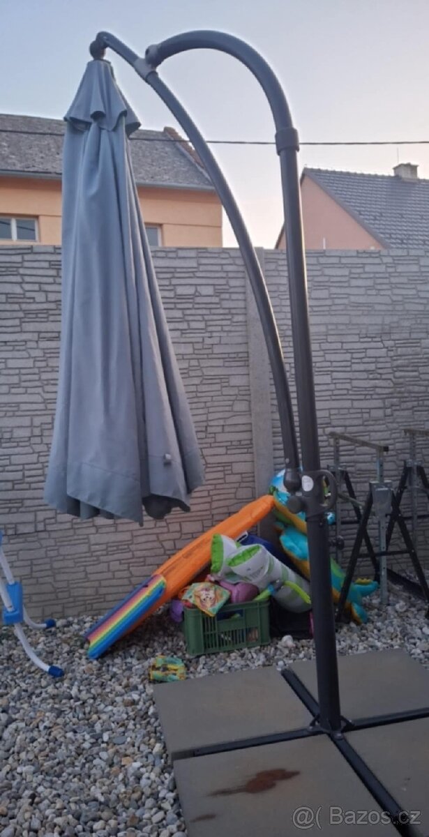 Prodám závěsný slunečník, zelený 3,5m (OBI Cocoa Beach)