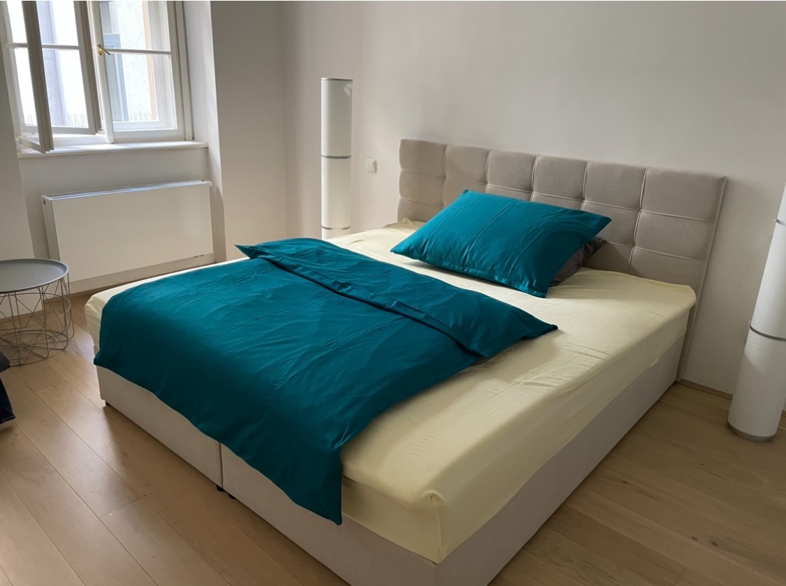 Čalouněná postel s úložným prostorem a matracemi 180 x 200