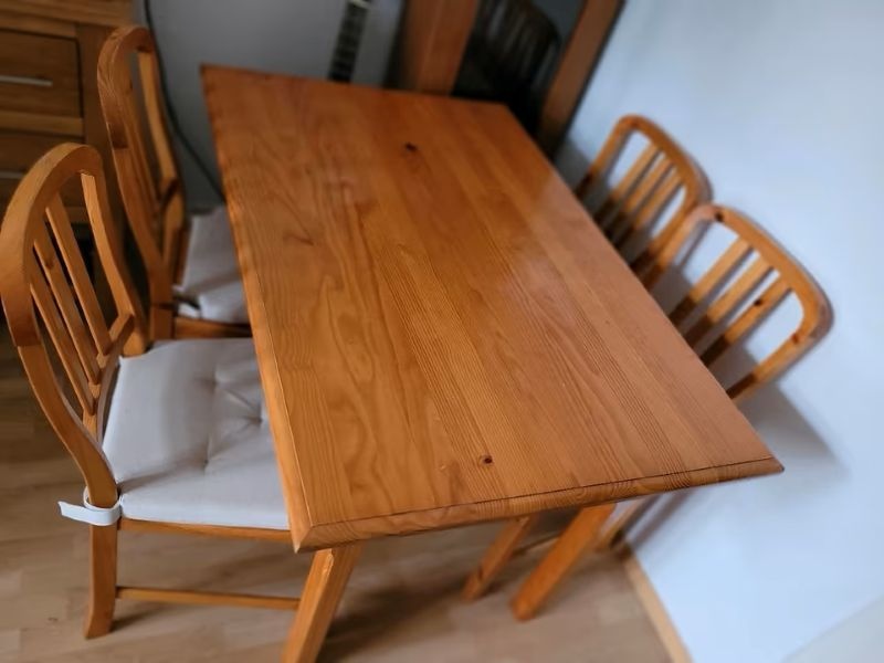Stůl jídelní a 4 židle - masivní dřevo