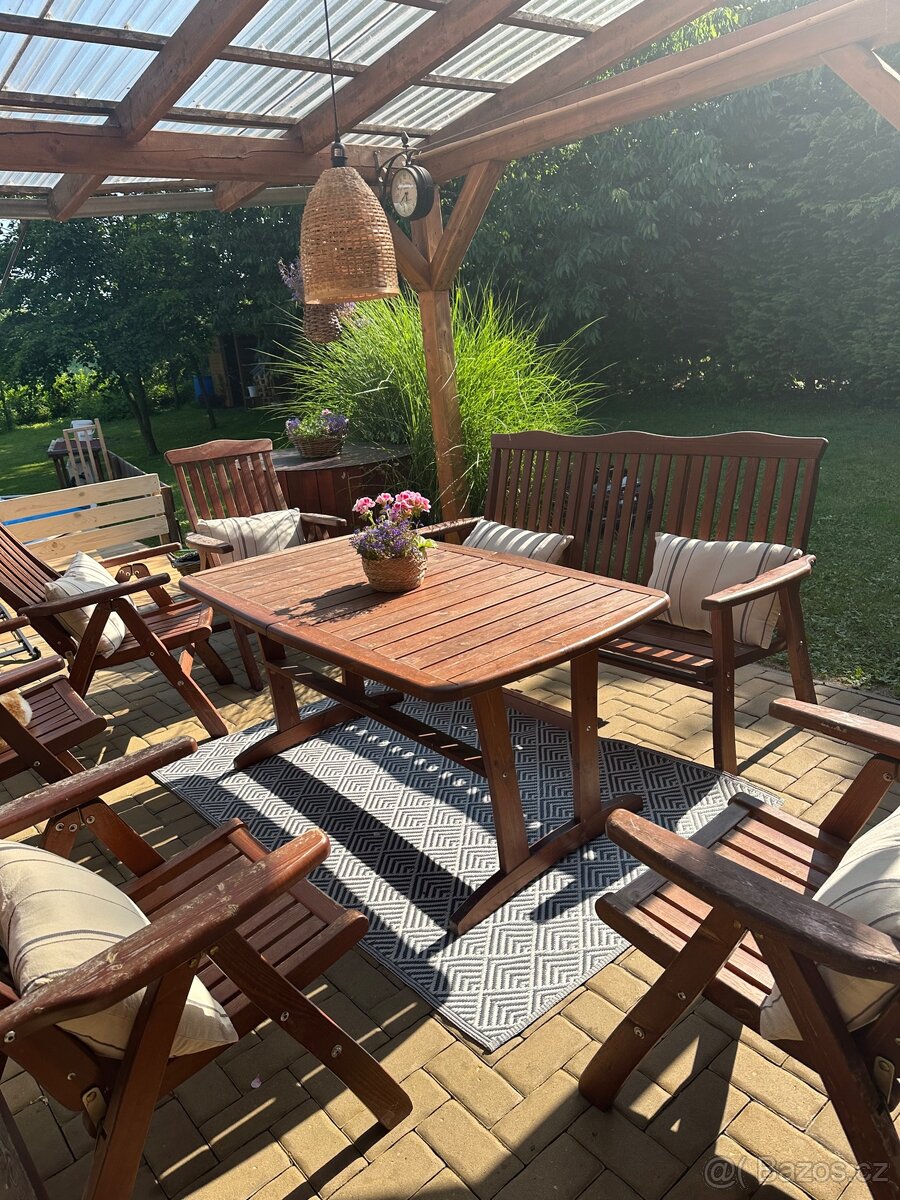 Zahradní dřevěný nábytek