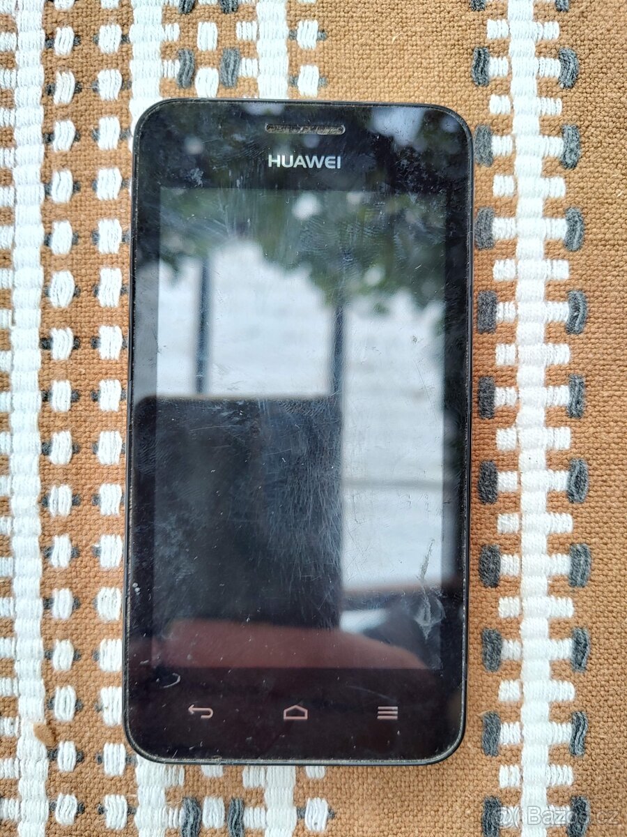 Mobilní telefon Huawei Y330 - nefunkční displej