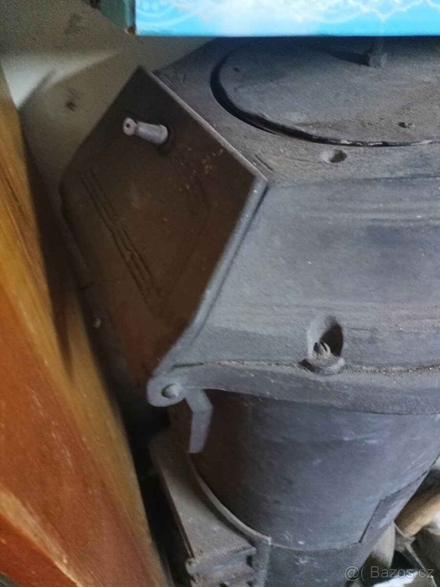 Velká litinová kamna.