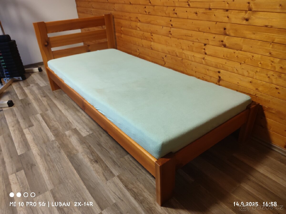 Dřevěná postel z masivu