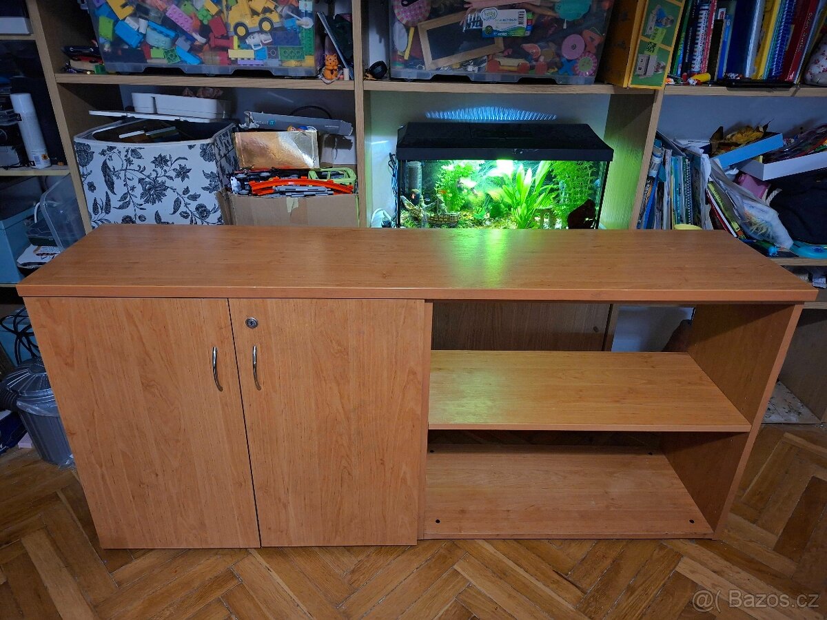 Dřevěná skříňka s dvířky a policovým dílem