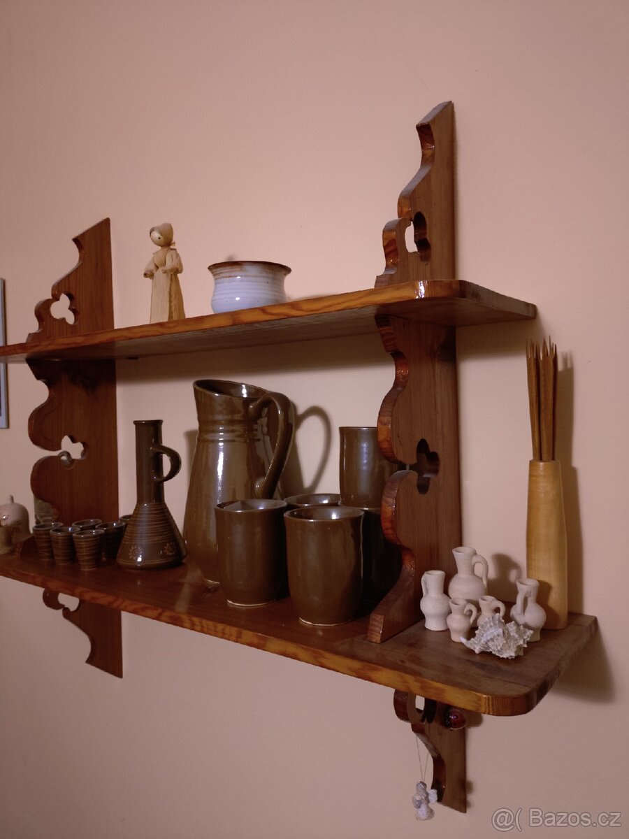 Polička vyřezávaná na chalupu