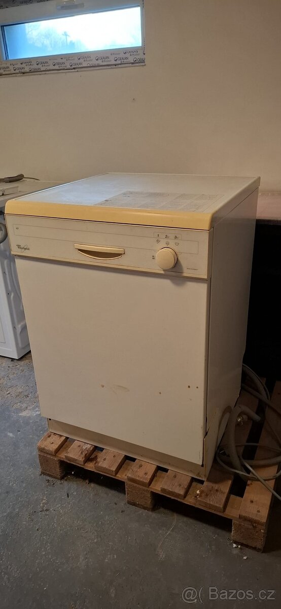 Myčka nádobí Whirlpool prodám