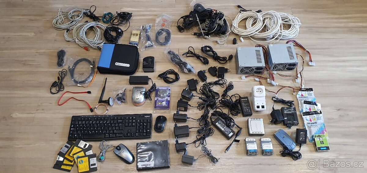 Zdroje, kabely, myši, klávesnice, software