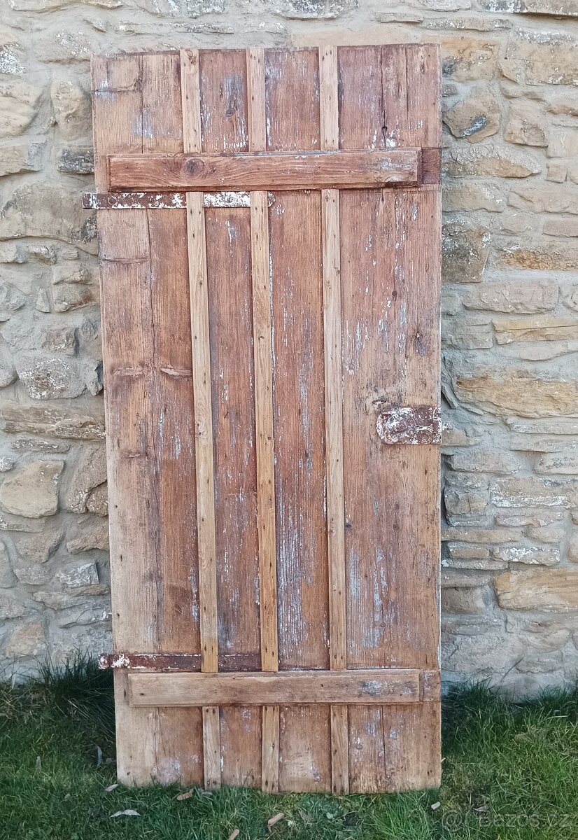 Staré dřevěné dveře s klikou + kovová petlice 181 x 82,5 cm