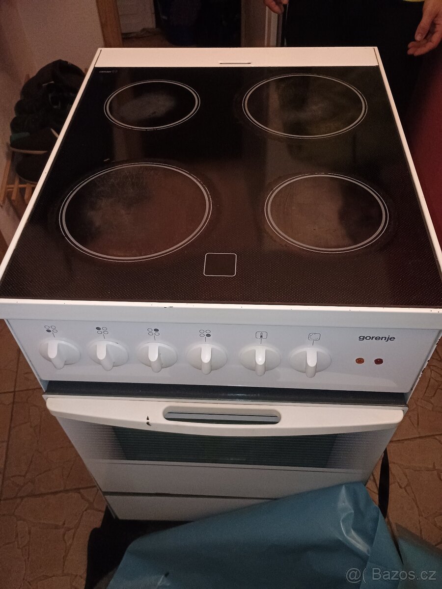 Prodám elektrický sporák Gorenje se 4 plotýnkami a troubou