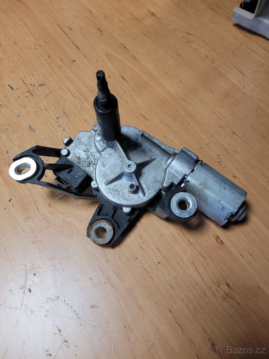 Motorek zadního stěrače VW