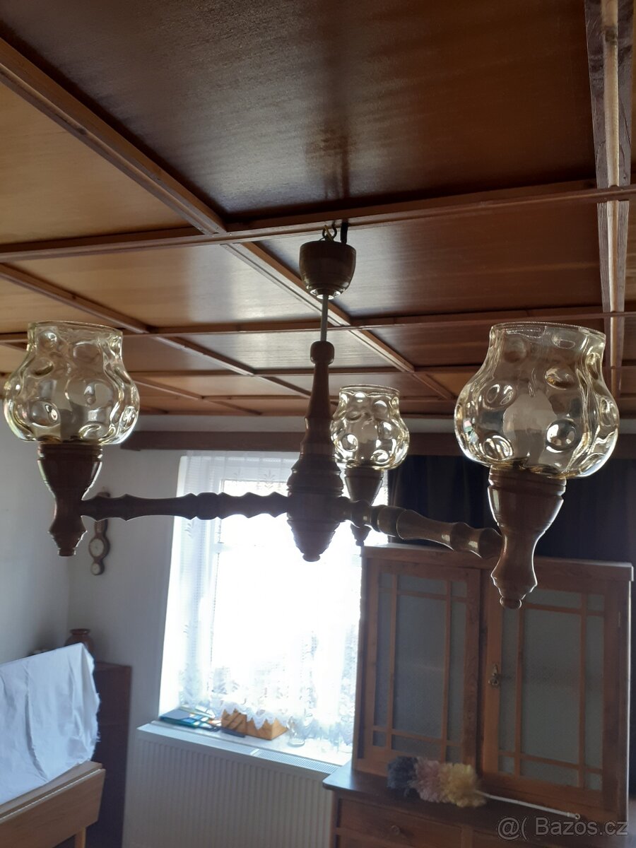 Dřevěné tříramenné lustry