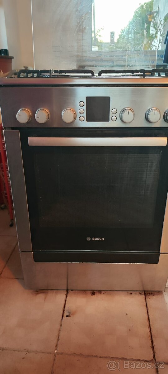 Plynový sporák Bosch na připojení externí plynové bomby.
