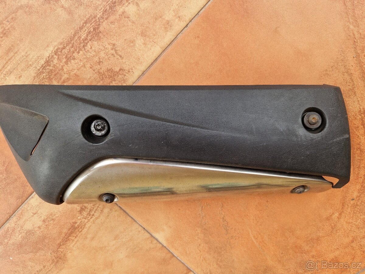 Honda SH300i kryty výfuku