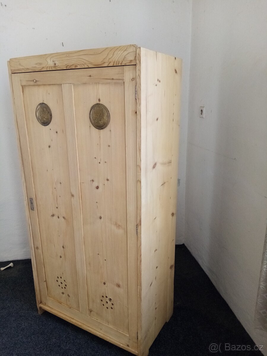 Starožitná selská potravinka, skříňka,špajzka