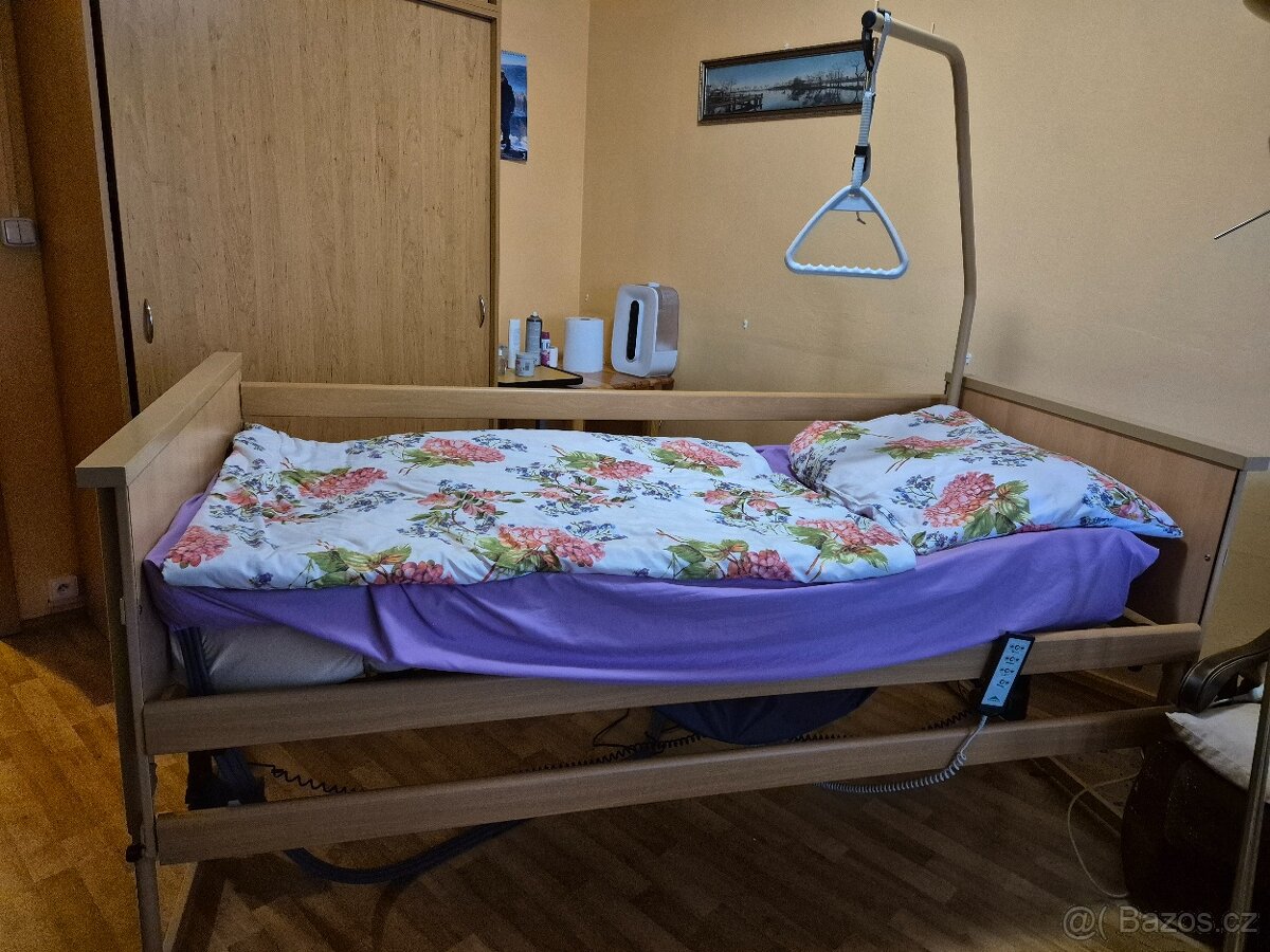 Polohovací postel s antidek. matrací + polohovací stolek